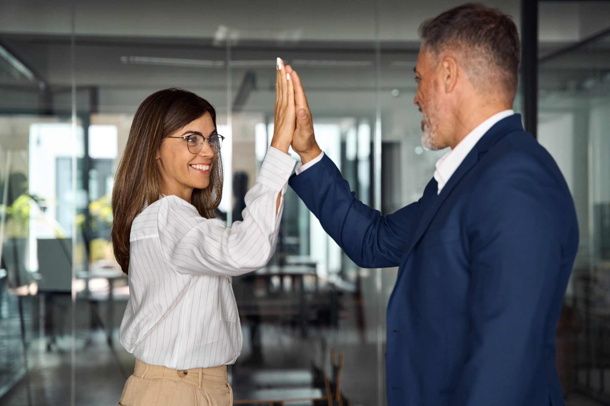 Positive Leadership - Führungskraft zeigt Wertschätzung durch High Five
